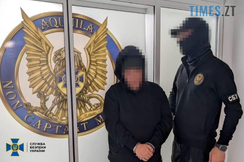 співробітник СБУ тримає під руку затриману кілерку фсб