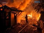 Рятувальник гасить пожежу