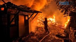 Рятувальник гасить пожежу
