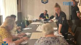 фахівці СБУ сидять за столом з підозрюваними у зловживанні лікарями