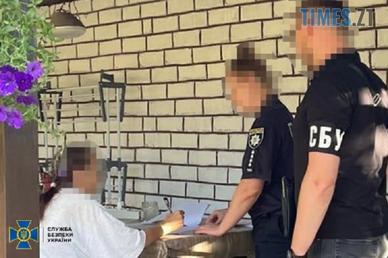 фахівці СБУ спілкуються з підозрюваною лікаркою