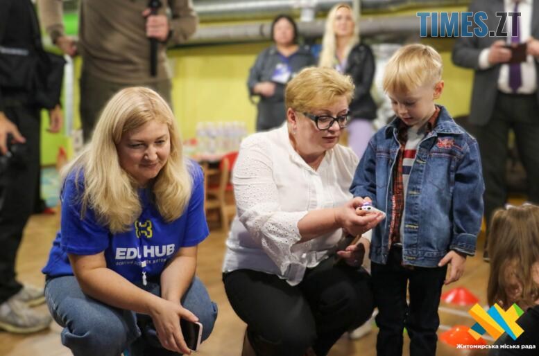 вихователь, в.о. мера Житомира та хлопчик у приміщенні EDUHUB