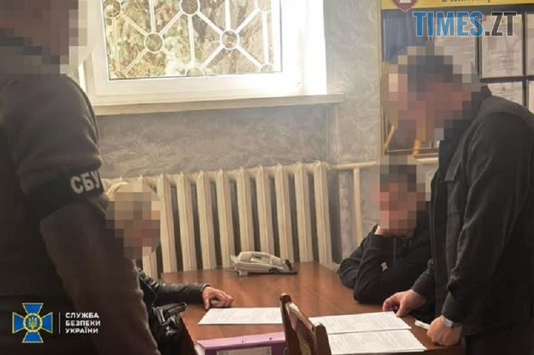 фахівці СБУ та двоє затриманих
