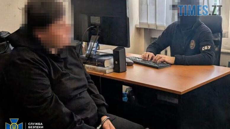 співробітник СБУ сидить за столом, а навпроти кілерка фсб