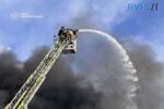 вогнеборці гасять пожежу на підприємстві у яке влучив російський дрон
