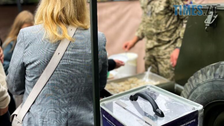 військовий, житомирянка та скринька для пожертв на Вареник FEST