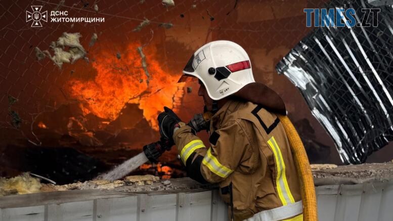 рятувальник гасить пожежу