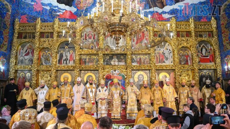 Священники та настоятель Михайлівського собору в день його 170-річчя разом з Епіфанієм