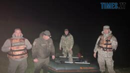 екоінспектори біля човна та вилучених браконьєрських сіток