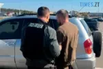 правоохоронець тримає затриманого за хабарництво екоінспектора