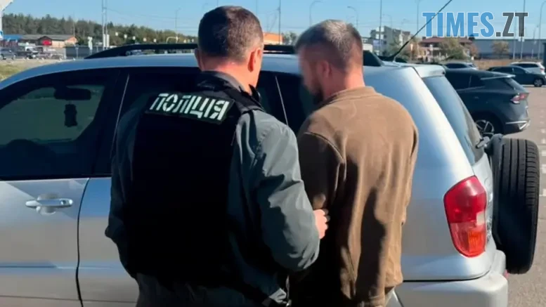 правоохоронець тримає затриманого за хабарництво екоінспектора