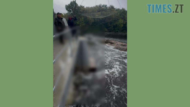 екологи дістають з річки Уж заборонене знаряддя лову