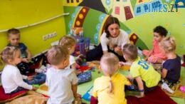 діти та вихователь у кімнаті дитячого садочку