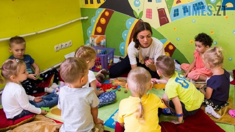 діти та вихователь у кімнаті дитячого садочку
