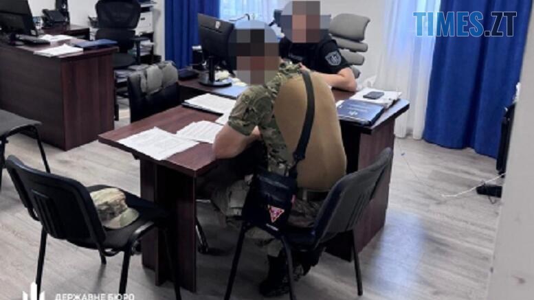 за столом сидять детектив ДБР та військовослужбовець з Житомирщини, який торгував зброєю