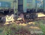 колії на яких видно колеса потяга та низ вагонів