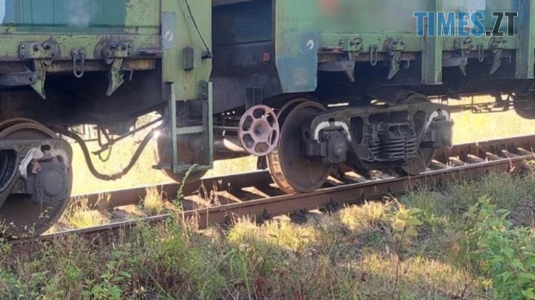 колії на яких видно колеса потяга та низ вагонів