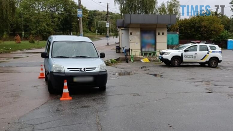поліцейська машина та автомобіль який збив літню жінку у Житомирі