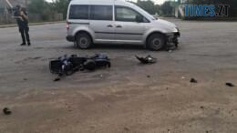 пошкоджені внаслідок ДТП автомобіль та електровелосипед
