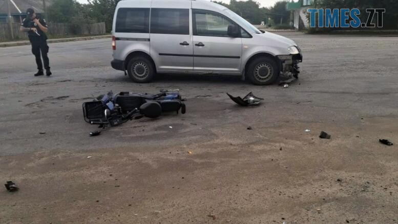 пошкоджені внаслідок ДТП автомобіль та електровелосипед