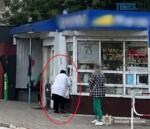 жвнка яка стоїть біля кіоску у Звягелі, обведена на фото червоним