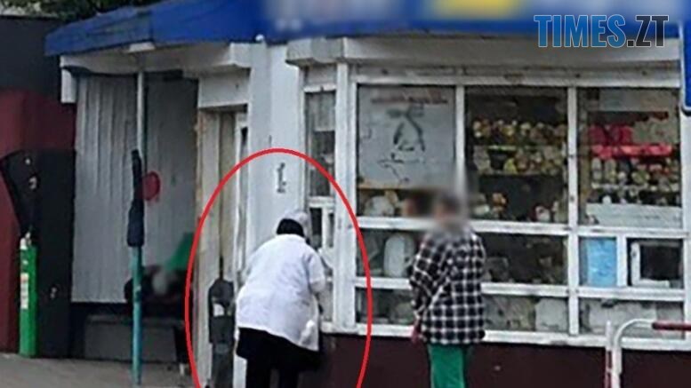 жвнка яка стоїть біля кіоску у Звягелі, обведена на фото червоним