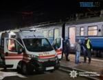 швидка допомога, правоохоронці та затриманий чоловік біля потяга на пероні