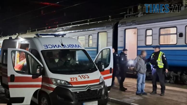 швидка допомога, правоохоронці та затриманий чоловік біля потяга на пероні