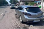 на дорозі стоїть поліцейській автомобіль та автомобіль - винуватець ДТП