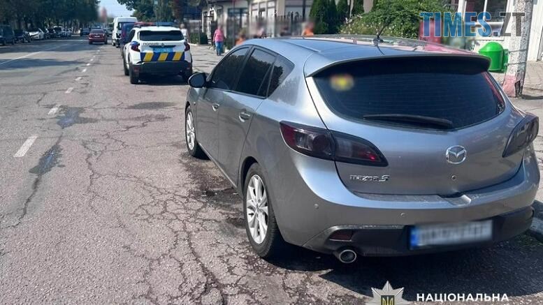 на дорозі стоїть поліцейській автомобіль та автомобіль - винуватець ДТП