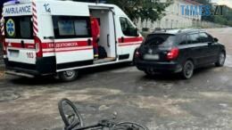 поламаний велосипед, легковик-учасник ДТП та карета "швидкої"