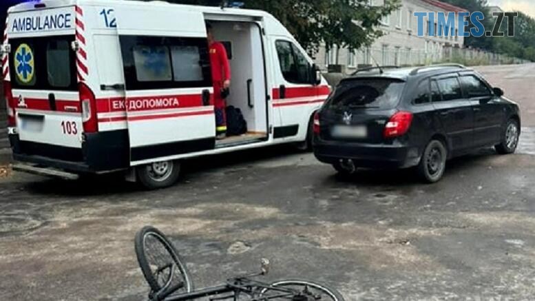 поламаний велосипед, легковик-учасник ДТП та карета "швидкої"