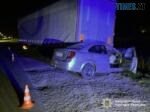 легковик, який врізався у припарковану вантажівку