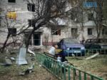 люди біля розбитого будинку