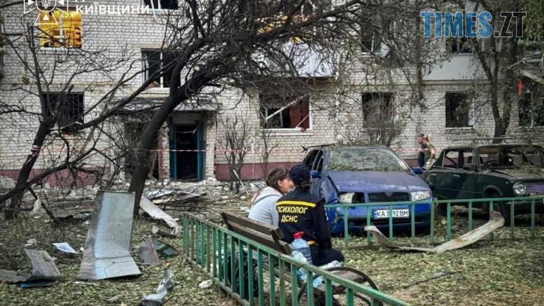 люди біля розбитого будинку