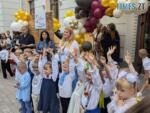 Першокласники на святі першого дзвоника у житомирському ліцеї №23