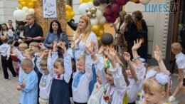 Першокласники на святі першого дзвоника у житомирському ліцеї №23