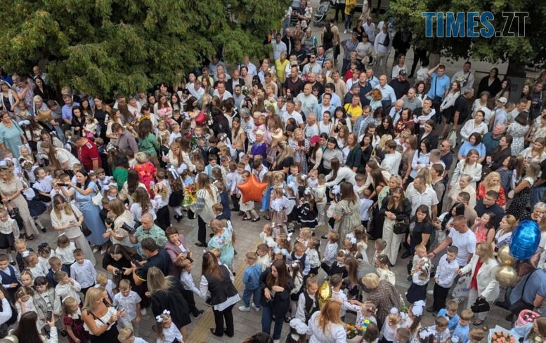 Батьки та діти на шкільному подвір'ї 1 вересня у Житомирі
