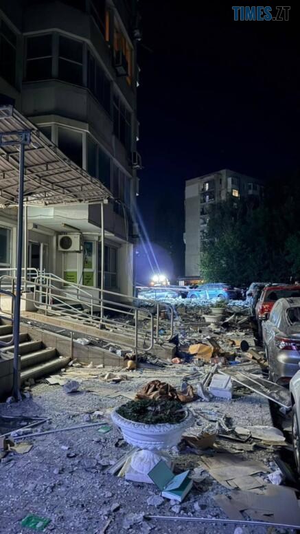 простір біля будинку, де лежать уламки стін та цегла відпала через приліт російського дрону