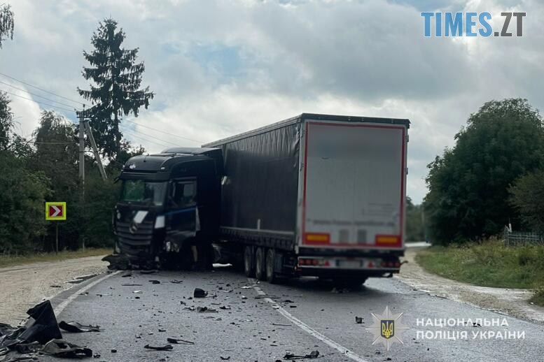 пошкоджена у ДТП вантажівка Mercedes-Benz