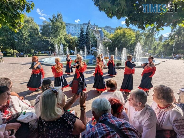 Танцювальний колектив "Ретро" виконує танець
