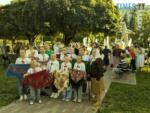 Діти та літні жінки з розгорнутими хустками