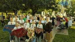 Діти та літні жінки з розгорнутими хустками