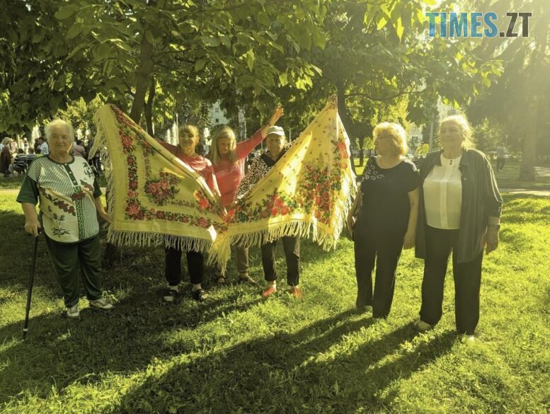 Люди розгорнули українські хустки