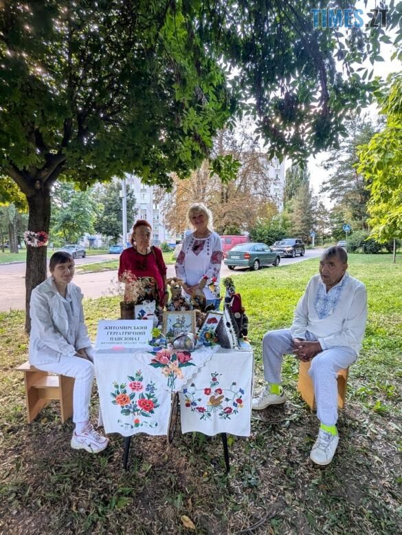 Літні люди за столом