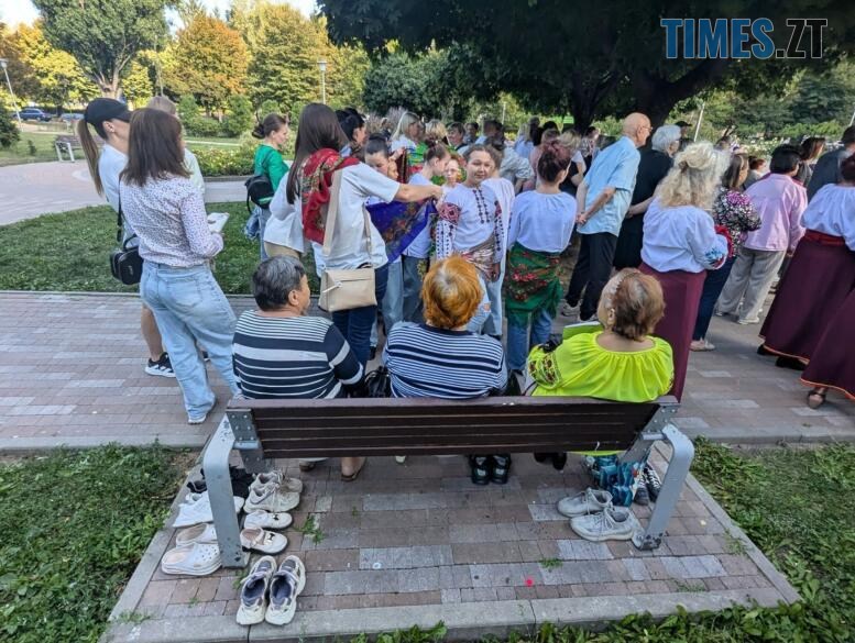 Літні люди в сквері