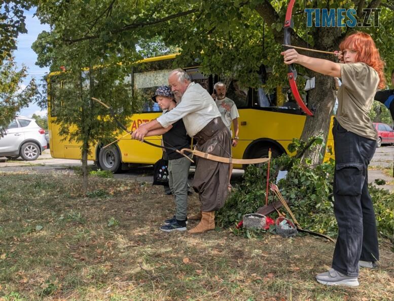 Козак вчить стріляти з лука