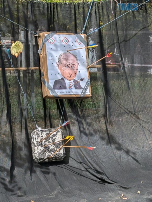 Портрет путіна зі стрілами