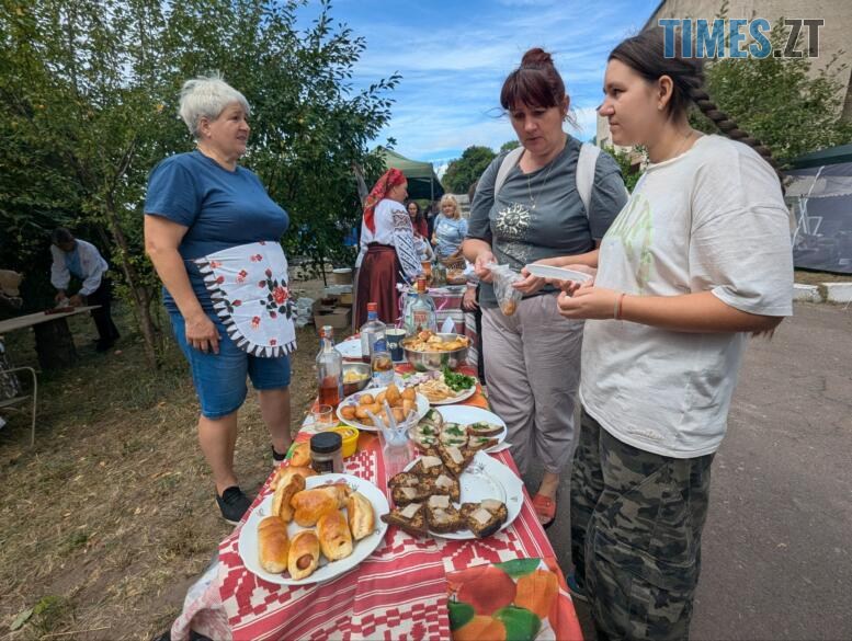 Жінки біля столу з українськими стравами