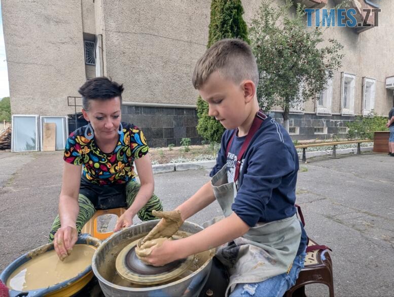 Хлопчик за гончарним кругом